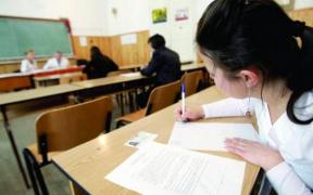 START LA EVALUAREA NAŢIONALĂ! Absolvenţii de gimnaziu susţin astăzi proba la Limba română. Vezi SUBIECTE, CALENDAR şi cum s-au MODIFICAT criteriile de admitere la liceu