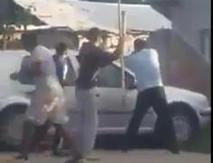 SCANDAL MONSTRU în apropiere de Târgovişte! Două familii s-au bătut cu BÂTE ŞI COASE în plină stradă