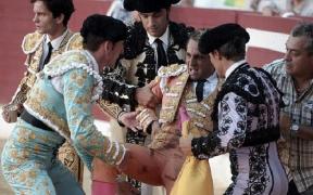 Moartea STUPIDĂ a unui MATADOR profesionist. Bărbatul s-a împiedicat în pelerină și a căzut, iar taurul l-a MĂCELĂRIT fără milă