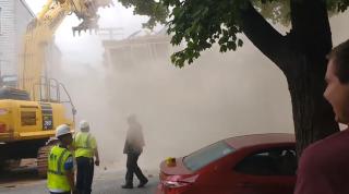 Dorel e pretutindeni! O echipă de muncitori a DISTRUS DIN GREŞEALĂ o clădire în care locuiau OAMENI! Care este explicaţia pentru GAFA URIAŞĂ comisă!