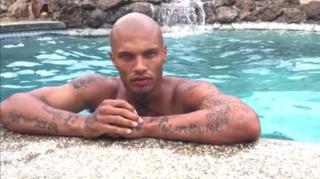 Cel mai SEXY deţinut din lume s-a DEZBRĂCAT pentru fostul iubit al Mădălinei Ghenea! IMAGINI INCENDIARE