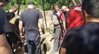 Tânăr din Vâlcea înghiţit de pământ, scos de salvatori la suprafaţă MORT! Victima săpa o fântână