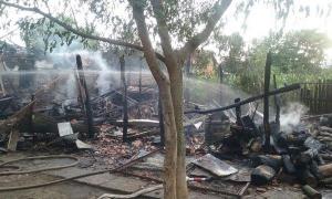 MESAJ pentru soţie. Un bărbat din Olt a dat foc la TOT, apoi s-a SPÂNZURAT de copacul din curte. Femeia intenţiona să divorţeze