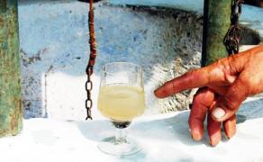 ALERTĂ! Boala albastră, diagnosticată la un copil de 4 ani, din Bacău. Autorităţile testează apa din fântâni