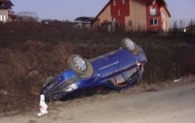 Copil de 13 ani, din Bihor, la spital după ce a furat o maşină dintr-o parcare şi S-A RĂSTURNAT cu ea într-un şanţ!