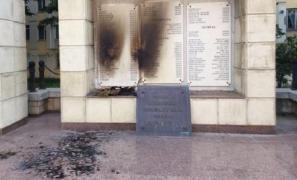 I-a lăsat MASCĂ! E de NECREZUT cine A DAT FOC Monumentului Eroilor din Oneşti