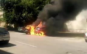 Maşini ÎN FLĂCĂRI lângă Judecătoria Vaslui. Bubuiturile asurzitoare au creat PANICĂ printre vasluieni (VIDEO)