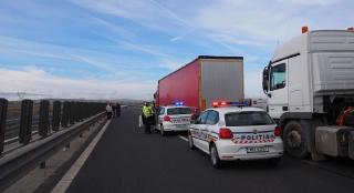 Accident cumplit pe centura Sibiului! Două persoane rănite, după o maşină s-a ciocnit cu un camion. O victimă este în comă