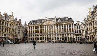 PANICĂ la Bruxelles! 40 de români, blocaţi într-un restaurant după ce un bărbat a încercat SĂ SE ARUNCE în aer în Gara centrală