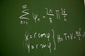 Promovare doar pe bani! Un profesor din Mureş este acuzat că cerea şpagă pentru a nu-şi lăsa elevii corigenţi