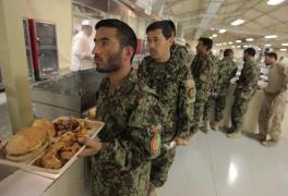 Americanii au plătit 28 de milioane de dolari pentru uniforme ale Armatei Naţionale Afgane cu imprimeu de camuflaj greşit