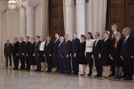 Acuze grave după ce 20 de miniştri au anunţat retragerea demisiilor: "Vor să rămână la butoane pentru a semna acte ilegale"