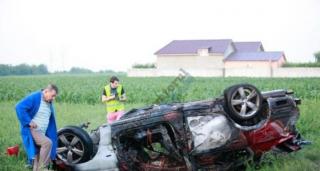 A ARS DE VIU în propria maşină, după ce a depăşit fără să se asigure şi a intrat într-un TIR, între Buzău şi Ploieşti