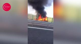 Traficul spre mare, pe A2, a fost blocat! Coadă de peste 3 kilometri, după ce o maşină a luat foc pe A2! VIDEO