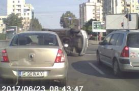 ACCIDENT INCREDIBIL filmat LIVE! Două BMW-uri s-au făcut praf într-o intersecţie din Iaşi. IMAGINI DE INFARCT