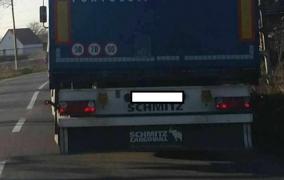 Mesajul unui şofer de TIR din Cluj, inscripţionat pe spatele remorcii, a făcut furori pe facebook!