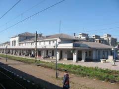 Trafic feroviar blocat de la Iaşi spre Bucureşti, după ce furtuna a doborât mai mulţi copaci pe şine, în apropiere de Paşcani