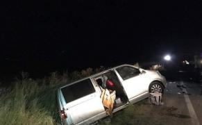 Încă un ACCIDENT CU MICROBUZ, sâmbătăt noaptea! O fetiţă de 10 ani şi tatăl ei au ajuns la spital, după ce un şofer de 19 ani a depăşit fără să se asigure
