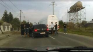 IMAGINI HALUCINANTE în trafic! Familie cu copil mic, ŞICANATĂ mai mulţi kilometri de şoferul unei dube. La un moment, din autoutilitară coboară cinci gealaţi... (VIDEO)