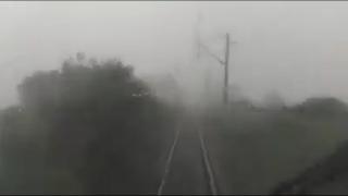 Imagini uluitoare dintr-un tren lovit de VIJELIA din Arad. Video șocant, filmat chiar din locomotivă