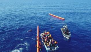 Misiune dramatică în largul Libiei! Peste 700 de migranţi, printre care COPII şi GRAVIDE, salvaţi în ultima clipă de la naufragiu
