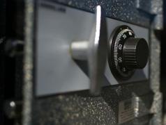 Spargere la sediul unei firme de curierat din Deva. Hoţii au plecat cu seiful în care nu erau nici 2.000 de euro