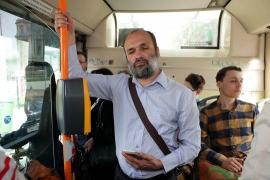 SUTE DE PERSOANE cu DEFICIENŢE de vedere, INFORMATE printr-o aplicaţie mobilă când soseşte în staţie autobuzul sau troleibuzul pe care îl aşteaptă!