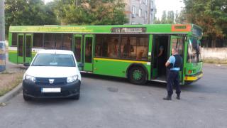 Şofer de AUTOBUZ, prins cum FURA MOTORINĂ. Bărbatul îşi montase POMPĂ la rezervorul mijlocului de transport în comun (VIDEO)