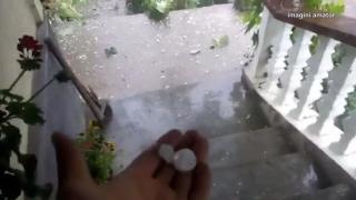 FURTUNĂ GROAZNICĂ în Bistriţa, grindina cât OUL. Sătenii, speriaţi că animalele din gospodărie vor avea de suferit (VIDEO)