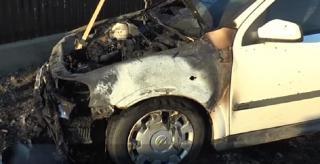 ANCHETĂ la Piatra Neamţ, după ce maşina unui ŞEF DE POST a fost INCENDIATĂ! Poliţia are deja un SUSPECT în acest caz