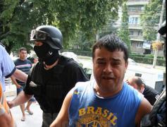 Percheziţii la Regele maneliştilor! Zeci de persoane au fost săltate de DIICOT pentru tâlhărie, furt şi contrabandă de ţigări