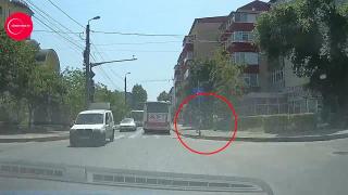 Imagini de GROAZĂ cu copilul din Iaşi aproape DECAPITAT de CABLUL smuls de autobuz. Deşi a căzut SECERAT, nu l-a ajutat NIMENI! (VIDEO)