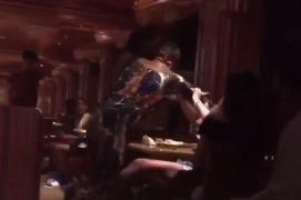 Izbucnire violentă într-un restaurant: În timpul unei discuţii aprinse, o femeie a fost lovită în faţă cu o farfurie (VIDEO)