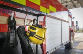 SCANDAL la pompierii din Manchester! Un cuplu s-a fotografiat în ipostaze incendiare în maşina de pompieri şi a pus pozele pe un site pentru swingeri (FOTO)