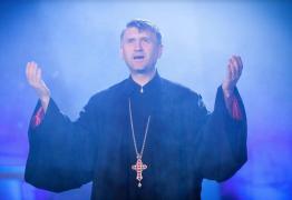 Transsexualul Naomi face DEZVĂLUIRI ULUITOARE despre preotul Pomohaci: "E HOMOSEXUAL. Am fost împreună la Opera Română şi am luat microfonul în ..."