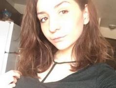 A murit încercând să devină celebru! Un tânăr a fost împuşcat mortal de iubita sa însărcinată, în faţa fetiţei lor. Cei doi făceau o cascadorie