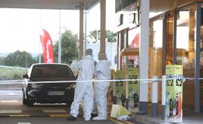 Ucis pentru un loc de parcare! Un tânăr a fost lovit fără milă, cu o lopată, chiar sub ochii părinţilor. Atacatorii sunt încă liberi