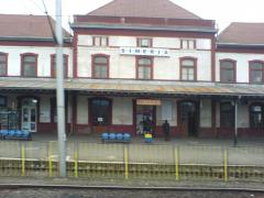 Cinci trenuri personale sunt blocate între Arad şi Simeria, după ce mai mulţi copaci au căzut pe calea ferată