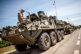 Un convoi militar care trebuia să ajungă la exerciţiul din România a fost blocat de greci: ”Asasini NATO, plecaţi acasă”.