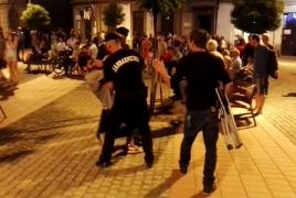 INCIDENT ŞOCANT la concertul aniversar Phoenix: Tineri puşi la pământ şi încătuşaţi de jadarmi! Spectatorii au fugit îngroziţi (VIDEO)