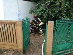 Mai multe gospodării ale unei localităţi din TELEORMAN, DEVASTATE de inundaţii, în urma unor PLOI abundente