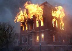 Coşmarul unei tinere pe care mama a vrut să o ucidă: "Ajutor! Casa arde, iar mama nu mă lasă să ies!"