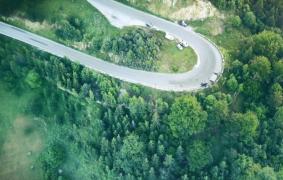 IMAGINI SPECTACULOASE, filmate cu drona, de la locul în care trei militari au murit, după ce camionul în care erau a căzut într-o râpă