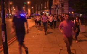 MĂRTURII CUTREMURĂTOARE după ATACUL din Londra: "A fost MASACRU! Teroriştii au ieşit din maşini şi au început să ÎNJUNGHIE şi să lovească oamenii! Erau DEZLĂNŢUIŢI" (VIDEO)