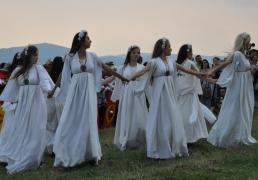 LUNEA RUSALIILOR. Ce trebuie să faci astăzi, de SFÂNTA TREIME, ca să ai noroc până la finele anului. Tradiţii şi supersitiţii, la 50 de zile după Paşti