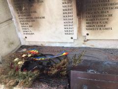 Au dat foc MONUMENTULUI EROILOR. Locuitorii din Oneşti sunt furioşi şi promit că vor găsi ei făptaşii, dacă autorităţile nu o vor face