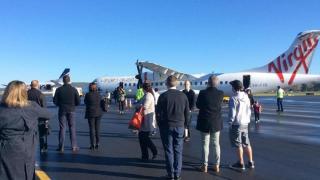 PANICĂ pe un aeroport din Australia. Pasagerii au SĂRIT dintr-un AVION, după o AMENINŢARE cu BOMBĂ