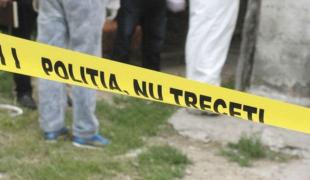 MĂCEL în Neamţ, în urmă cu puţin timp! Un bărbat şi-a UCIS mama şi un vecin cu LOVITURI DE CUŢIT, apoi a ÎNJUNGHIAT o altă vecină şi un poliţist (IMAGINI DRAMATICE)