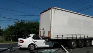 Accident în Prahova. O persoană a fost prinsă sub un TIR, în apropiere de Ploieşti. Ea este GRAV RĂNITĂ