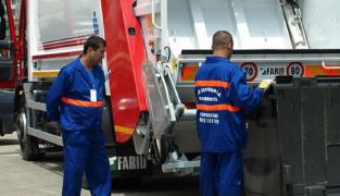 La Ploieşti nu se mai ridică gunoiul! Firma de salubritate nu mai colectează deşeurile din cauza taxei de mediu. Primarul cere ajutor parlamentarilor